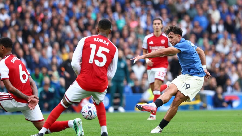 Jogador do Brighton finaliza cercado por Gabriel Magalhães e Ezri Konsa, do Arsenal, durante Brighton 3 x 0 Arsenal pela Premier League 2026/27