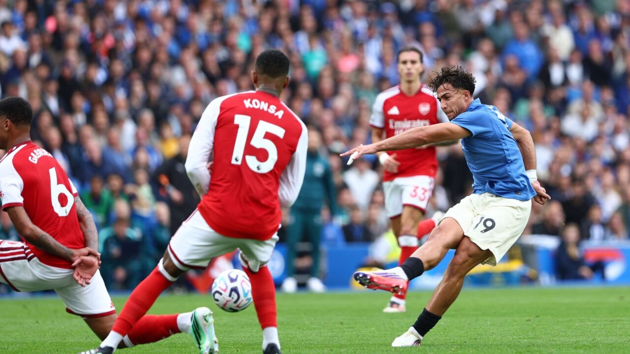 Jogador do Brighton finaliza cercado por Gabriel Magalhães e Ezri Konsa, do Arsenal, durante Brighton 3 x 0 Arsenal pela Premier League 2026/27