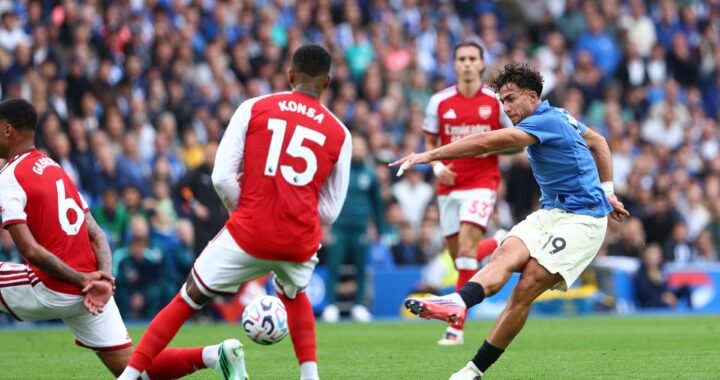 Jogador do Brighton finaliza cercado por Gabriel Magalhães e Ezri Konsa, do Arsenal, durante Brighton 3 x 0 Arsenal pela Premier League 2026/27