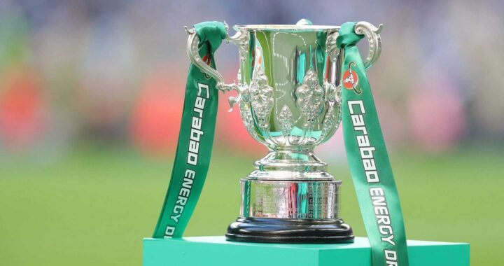 Troféu da Copa da Liga Inglesa.